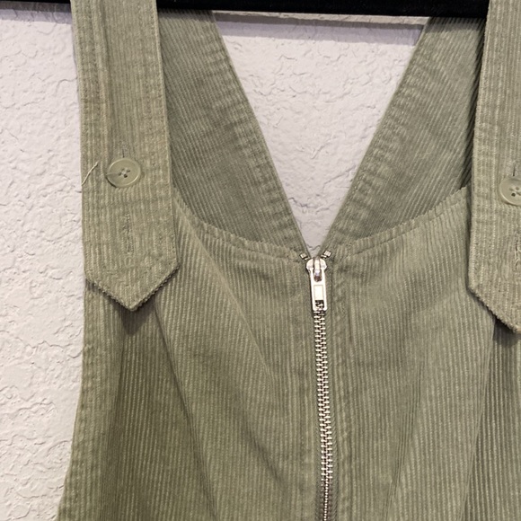 Dresses - Picture 8 of 9